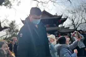 姚明一家三口新年游四川，现身旅游景点被围观，双手插兜面露不悦图片
