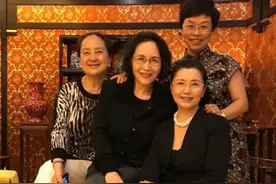 自然老去的姜黎黎好美，西装配平底鞋优雅大气，奶奶辈该有的样子图片