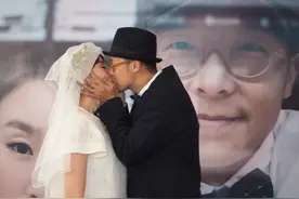 甜蜜！41岁香港女歌手晒照庆祝结婚6周年，自曝如今还对老公害羞图片