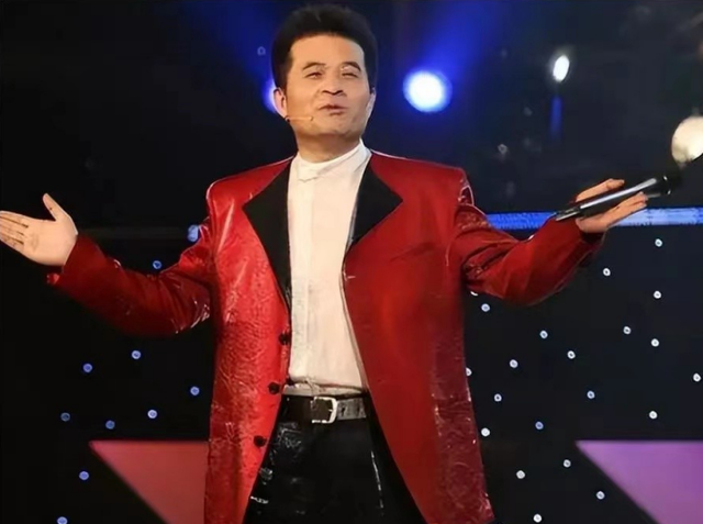 毕福剑现身网红聚会，跷二郎腿叼烟没人理，网友：太把自己当回事