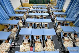 河北邯郸一小学引入“午休课桌椅” 学生午休从“趴睡”变“躺睡”图片