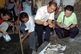 2007年渣滓洞被洪水冲毁，意外发现一地洞，洞中物品揭开沉痛历史图片