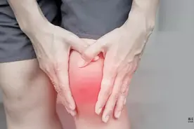起身或者蹲下时，膝盖会“咔咔”响？出现这些症状一定要重视图片