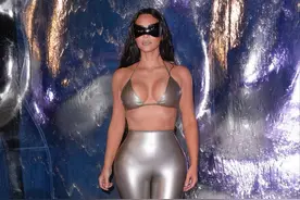 活在聚光灯下20年，每天都是话题女王！金·卡戴珊造型进化史图片