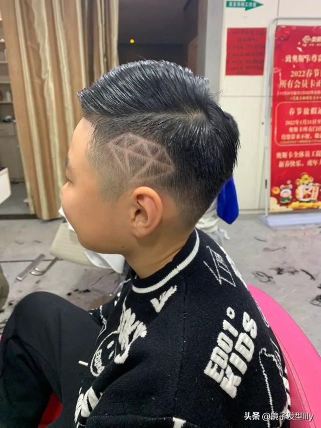 最帅小男孩发型来了,剪完很有型,适合大多数小男孩