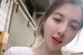 杀个鱼为啥还要化浓妆？四川高颜值卖鱼女网红引争议图片