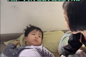 穿着尿不湿被女同学叫醒是什么体验，孩子一脸尴尬 #萌娃 #好可爱图片