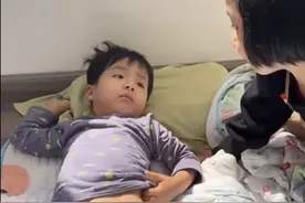 穿着尿不湿被女同学叫醒是什么体验，孩子一脸尴尬 #萌娃 #好可爱图片