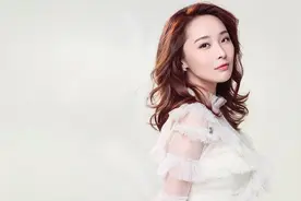“罗晋前女友”李曼：18岁当上谋女郎靠身材大火，是洪金宝准儿媳图片