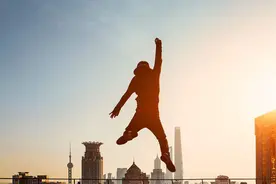 出生率持续新低，如果你不生我不生，日子会变得更好吗？图片