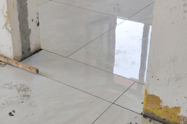 *1200mm甚至是750*1500mm的大尺寸陶瓷大板,岩板,铺贴以后不留下缝隙