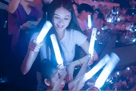 方媛带女儿们现身郭富城澳门演唱会，大女儿无打码露脸照首曝光，挥荧光棒颜值超高引惊叹：遗传完美基因！图片