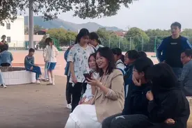 青春的样子！湖南一老师在操场唱歌，学生们围坐聆听图片