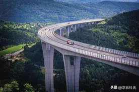 我国公路常因坑坑洼洼而翻修，而日本却常年如新，难道技不如人？图片