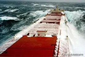 大风浪中船舶沉没、船员逃生，唯独船长与船共存亡图片