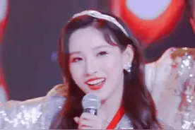 央视美女主持马凡舒晒照，小蛮腰马甲线抢眼，上万金钥匙扣真阔气图片