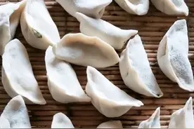 山东一女子回娘家包饺子，一口咬下香到难以下咽，看到调料罐傻眼图片