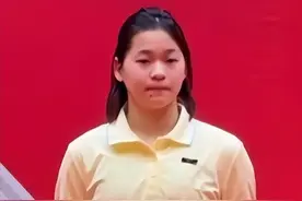 全红婵暨南大学报到，身穿黄色上衣，赠送亲笔签名衣服，引人热议图片
