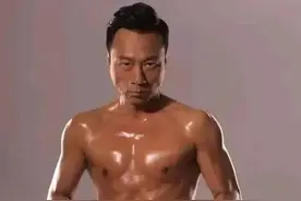 57岁黎耀祥为新剧减重18斤练出腹肌，内地演员却靠假肌肉变型男图片