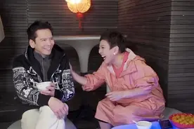 向太晒祖孙三代过元宵，郭碧婷向佐同框玩花灯，孙子孙女可爱出镜图片