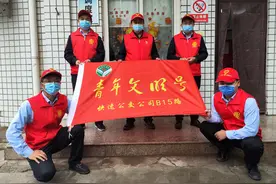 倡树文明新风——郑州公交B15青年文明号线路志愿者走上街头开展文明出行倡导活动图片