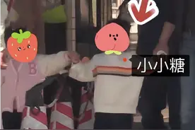 唐嫣3岁女儿近况曝光，获外公接放学，和同学拥抱告别活泼可爱图片