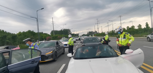 【百日行动】上蔡交警依法查处一起车辆聚集非法占道活动 查处多起交通违法行为