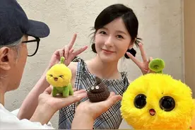 《长江七号》的“假小子”徐娇官宣回归周星驰公司，晒和星爷最新搞怪合照：弹指一挥间，我回来啦！图片