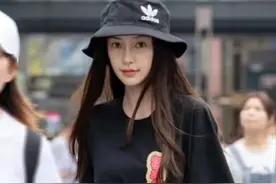 董小姐投诉网友下架视频，牵手门升级为搂腰门，更多大佬街拍被扒图片