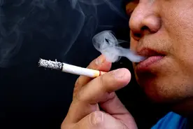 老烟民若戒不掉烟，这4种香烟请少碰，对身体的危害不容小觑图片