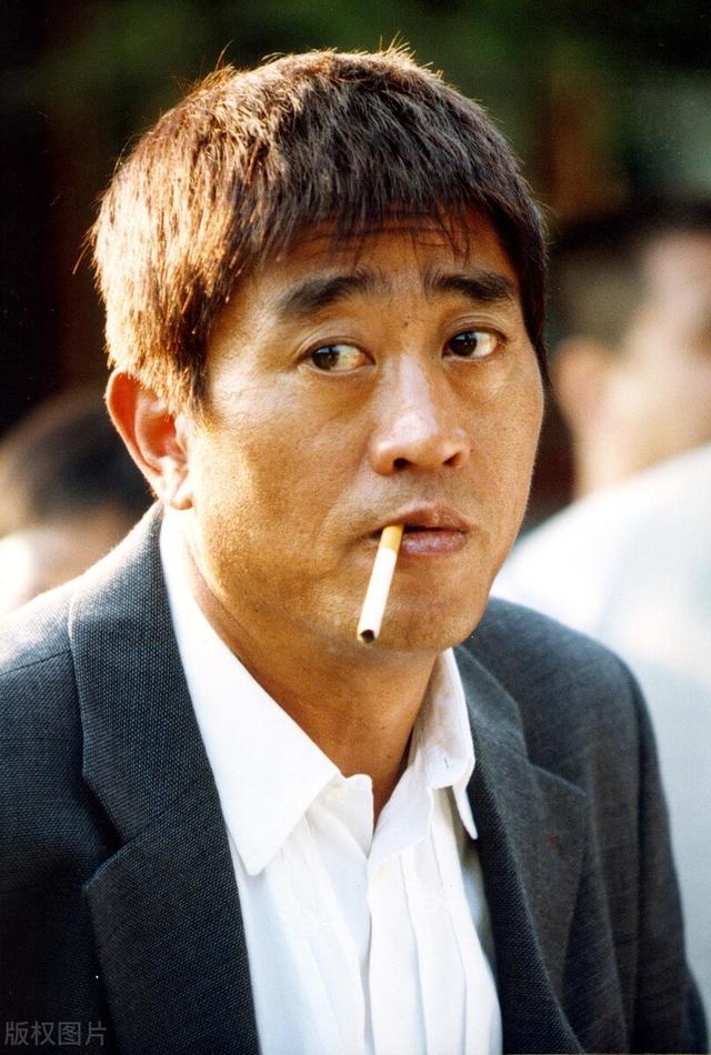 《逃学威龙》31年主创命运坎坷迥异，两人涉及重案，8人遗憾离世