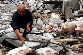 60多个城管暴力执法，老人拿起武器反抗，现场情况惨不忍睹图片