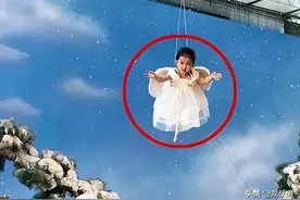 被注射抑生长剂、接内衣广告，这6位童星，真的被父母害惨了图片