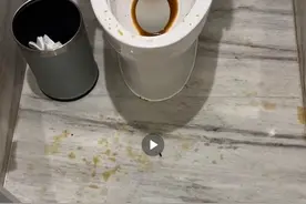 浙江一五星级酒店马桶故障，如厕后粪水喷房客一身，当事人：酒店赔了份果盘图片