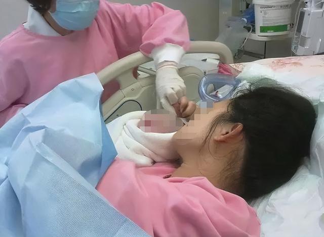 画面不堪入目！“人奶交易”乱象，成年人竟然能躲在怀里喝奶？