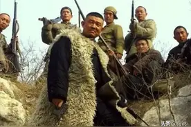 剿匪排长见路边拴了一匹红马，脱口道：马的主人是匪首！图片