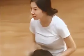 桂林洪水浸街:一男子驮着妻子前行获无数点赞，评论区留言太搞笑图片