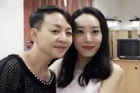 “宋丹丹儿媳”王博谷：嫁小7岁巴图生两子，婆婆把我宠成小公主图片