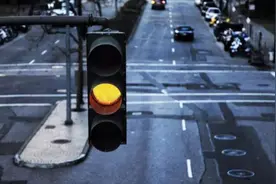 即日起，这2种情况等同于闯红灯！扣6分罚200图片