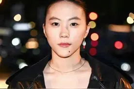 25岁窦靖童罕见穿女装，气质越来越像王菲，网友直呼“童菲化”图片