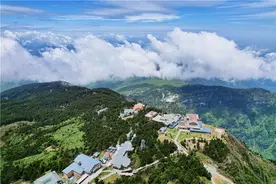 四川有名的佛教名山，常年云雾缭绕，幸运的话还可以看到佛光圣灯图片