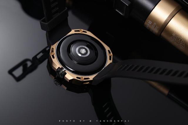 �ܴ�һ���̫���ģ���Ϊ�׿�ɻ����������ֱ�WATCH GT Cyber����