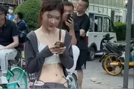 毁三观！女子以两根绳为裤逛街，网友质疑：难道不害臊吗？图片