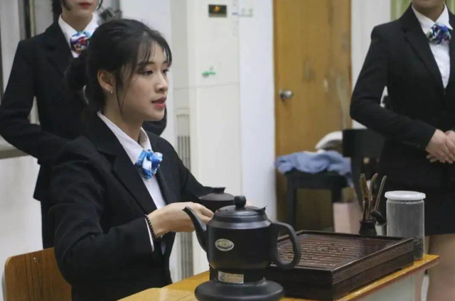 “倒水太满”被辞女生：拿到离职工资