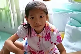 05年四川8岁白血病女孩不愿拖累养父，悄悄写下：自愿放弃治疗图片