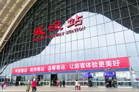 站内年味浓 高铁武汉站为旅客送祝福图片