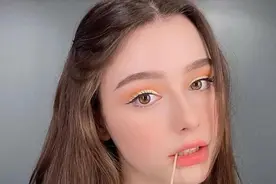 俄罗斯混血美女，雪白皮肤，朱唇微笑，眼睛碧若湖水，美丽的外表图片