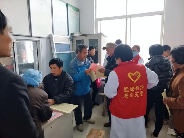 90后小伙子当催乳师，一天服务十几位女性，每月稳赚30000元
