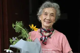 粉色≠装嫩、俗气，妈妈们穿粉色的3个技巧，很实用图片