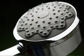 淋浴喷头用久了容易堵塞？只需用上3种东西，让淋浴喷头干净如新图片